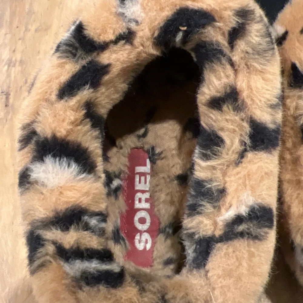 Sorel Leopard Faux Fur Slip-On Slippers | Women’s 8 | Cozy Coffee Run Shoes $100 - Picture 2 of 5